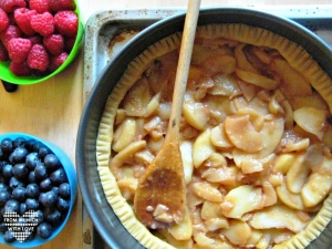 Apfel-Beeren-Kuchen mit Äpfel belegen