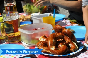 Brotzeit im Biergarten