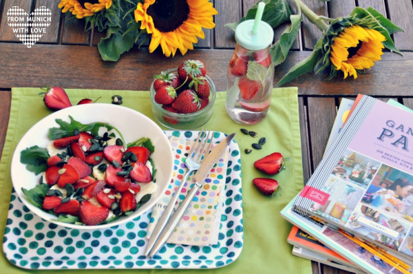 Sommersalat-mit-Erdbeeren-Mozzarella-Rucola-Balsamico
